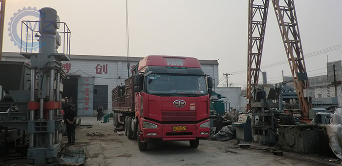 河南平頂山舔鹽磚機(jī)發(fā)貨現(xiàn)場(chǎng)