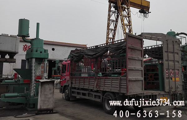 湖北630噸全自動(dòng)廢鐵壓餅機(jī)發(fā)貨現(xiàn)場(chǎng)